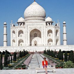 La Princesa Diana de Gales en su visita al Taj Mahal en 1992