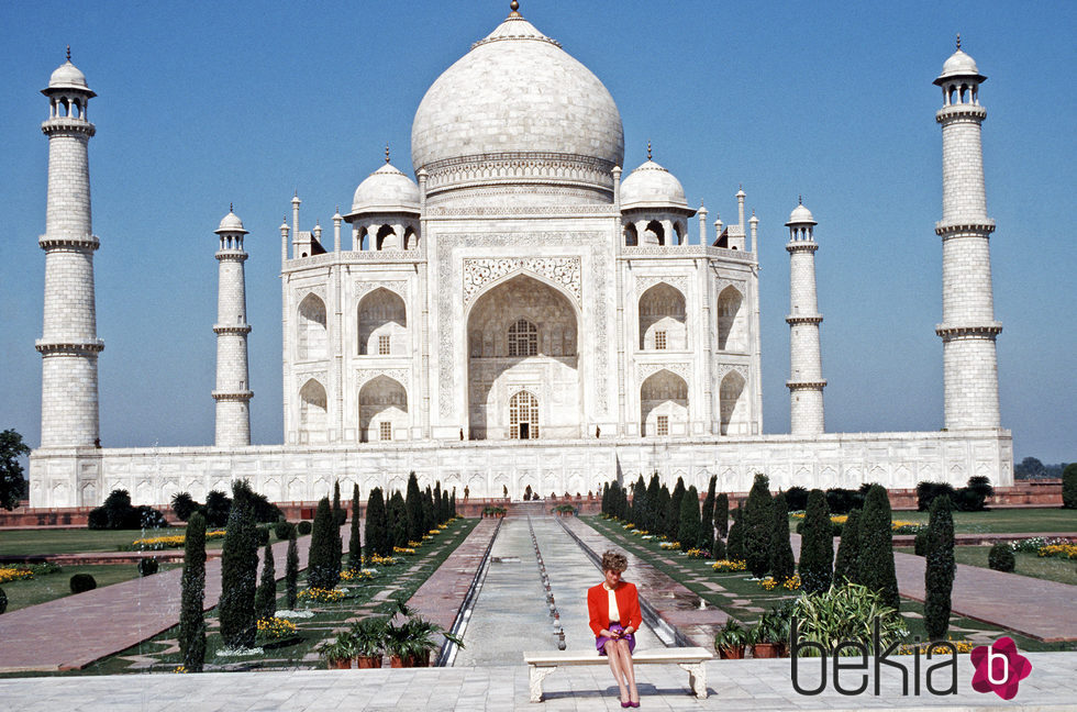 La Princesa Diana de Gales en su visita al Taj Mahal en 1992