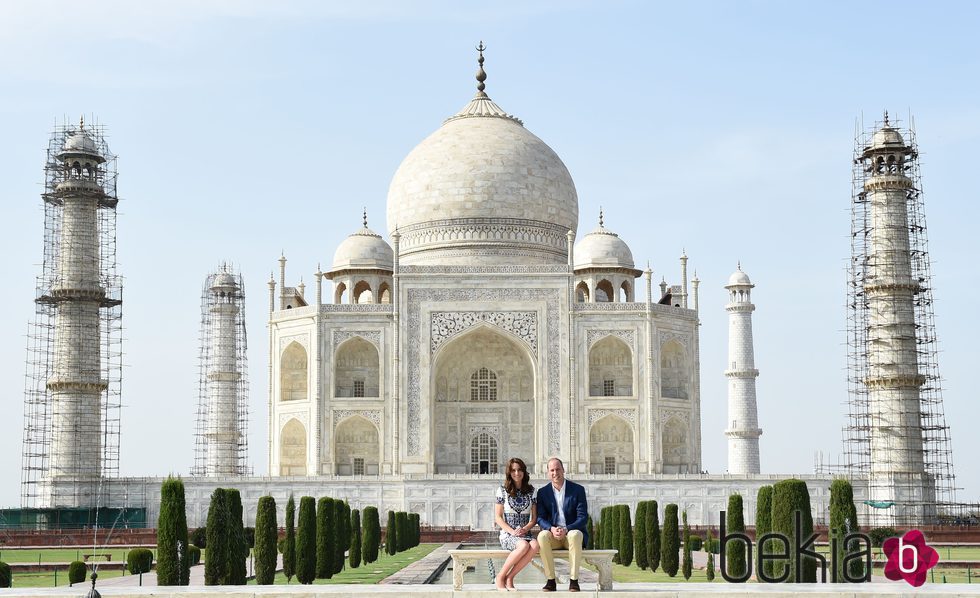 Los Duques de Cambridge visitando el Taj Mahal