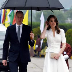 Los Duques de Cambridge visitan Chutan bajo la lluvia