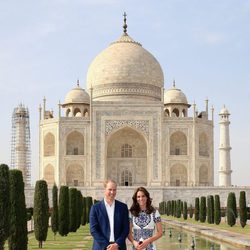 Los Duques de Cambridge delante del Taj Mahal durante su visita a India