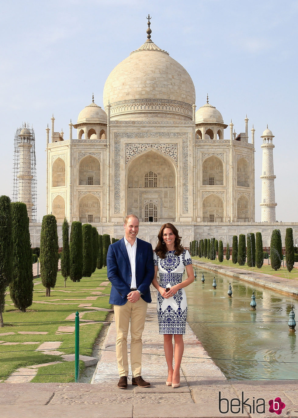 Los Duques de Cambridge delante del Taj Mahal durante su visita a India