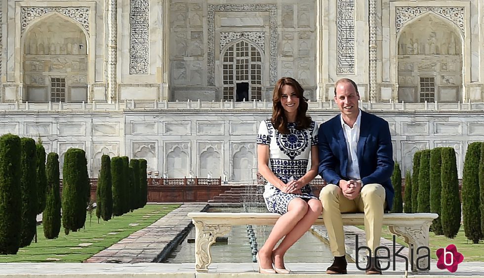 Los Duques de Cambridge sentados en un banco delante del Taj Mahal durante su visita a India