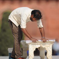Operario limpiando el banco del Taj Mahal para que se sentaran los Duques de Cambridge