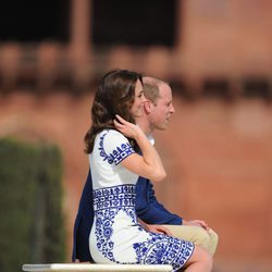 Kate Middleton y Guillermo de Inglaterra sentados en el banco del Taj Mahal durante su visita a India