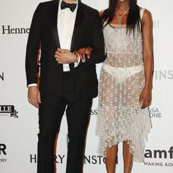 Naomi Campbell y Riccardo Tisci en la Gala amfAR 2016 de Sao Paulo
