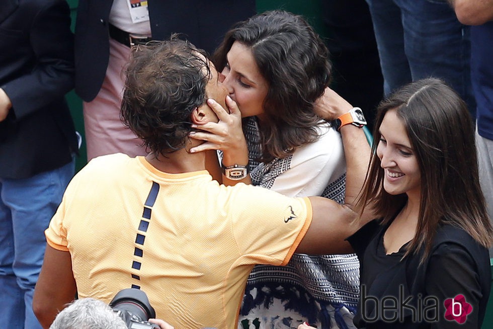 Rafa Nadal besando a su novia Xisca Perelló tras ganar el Masters 1000 Montecarlo 2016