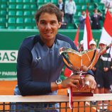 Rafa Nadal con el trofeo del Masters 1000 Montecarlo 2016