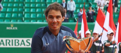 Rafa Nadal con el trofeo del Masters 1000 Montecarlo 2016