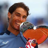 Rafa Nadal besando el trofeo del Masters 1000 Montecarlo 2016