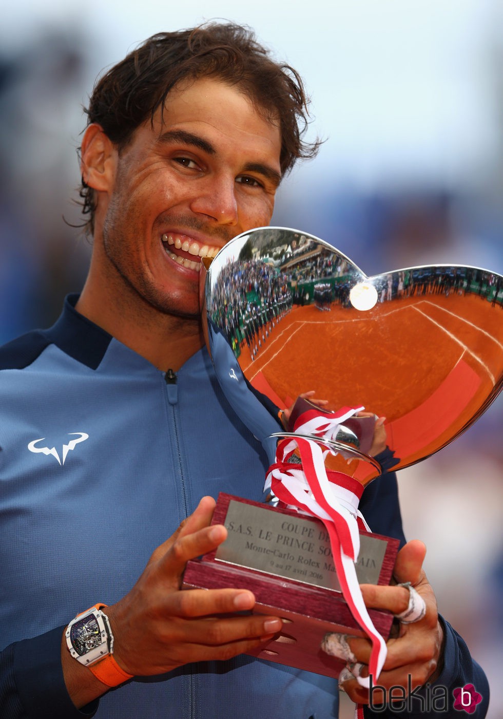 Rafa Nadal besando el trofeo del Masters 1000 Montecarlo 2016