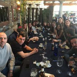 Laura Matamoros disfruta de una comida con Fonsi Nieto, Marta Castro, Julius Bienert y otros amigos