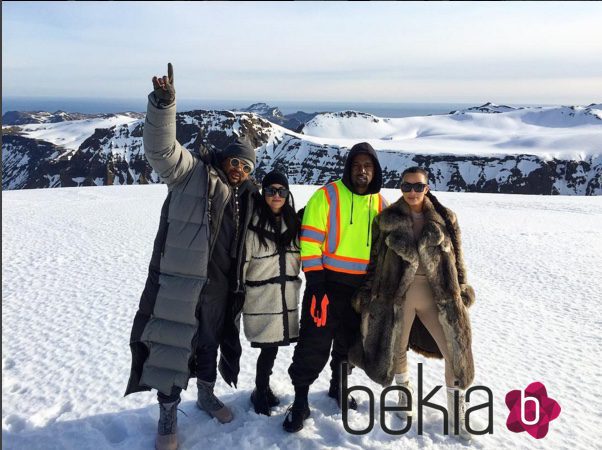 Kim y Kourtney Kardashian junto a Kanye West y un amigo de la familia en Islandia