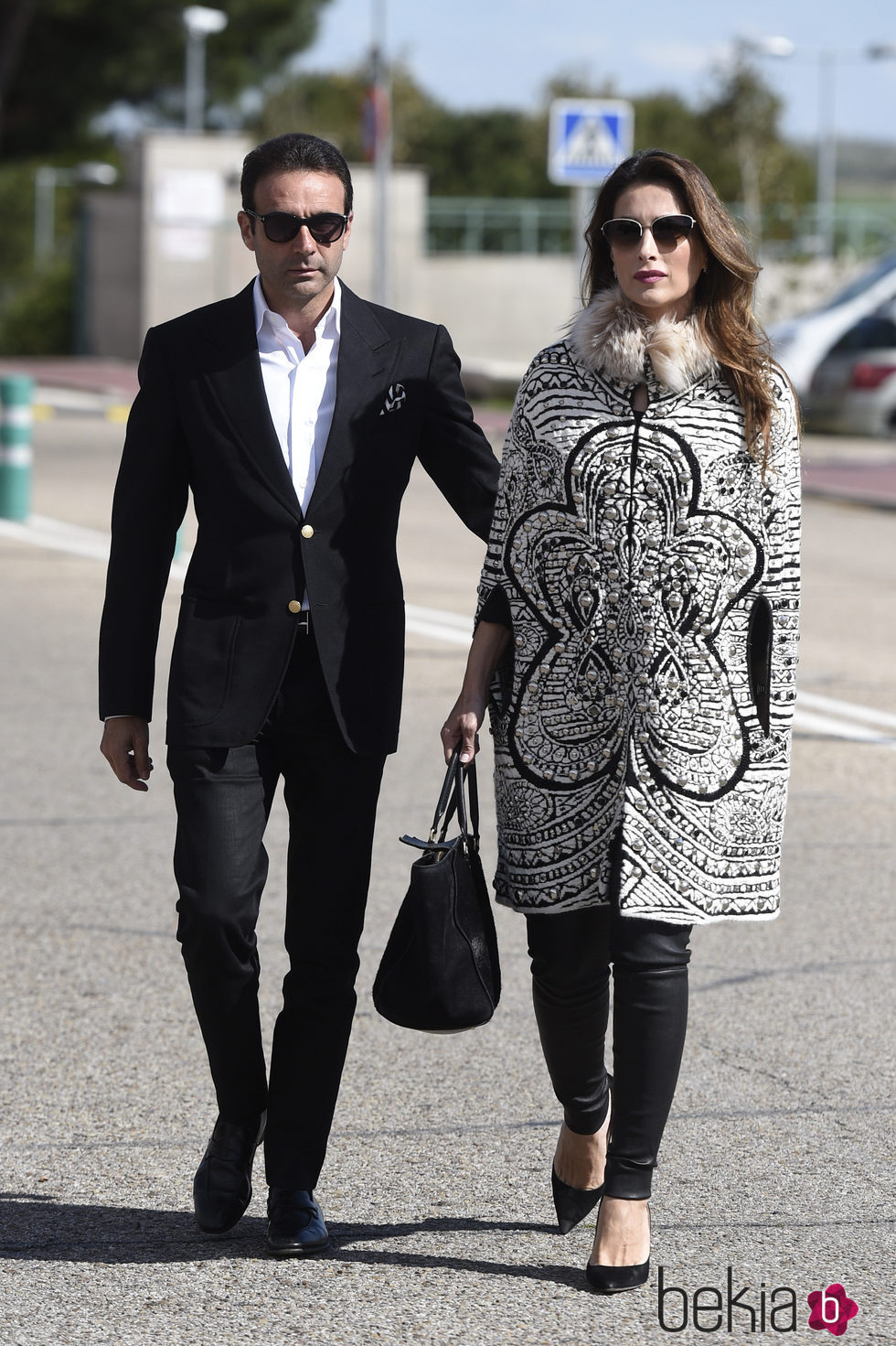 Enrique Ponce y Paloma Cuevas en el funeral de Felicidad Salazar Simpson