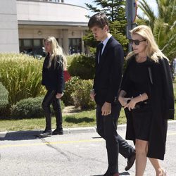 Patricia Rato y su hijo Juan en el funeral de su madre Felicidad Salazar Simpson