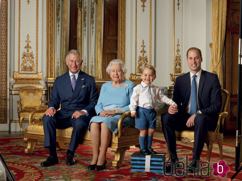 El Príncipe Carlos, la Reina Isabel, el Príncipe Jorge y el Príncipe Guillermo posan por el 90 cumpleaños de la Reina