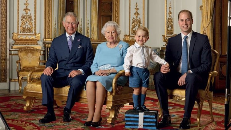 El Príncipe Carlos, la Reina Isabel, el Príncipe Jorge y el Príncipe Guillermo posan por el 90 cumpleaños de la Reina