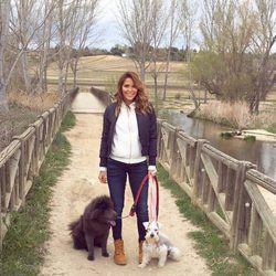 Rosanna Zanetti paseando a los perros de David Bisbal