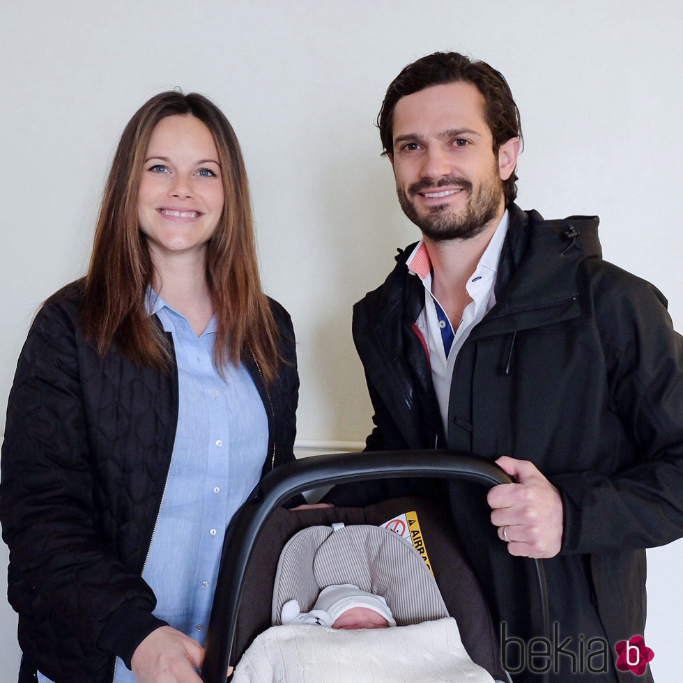 Primera imagen de Carlos Felipe de Suecia y Sofia Hellqvist con su hijo