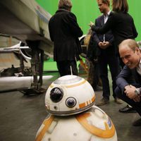 El Príncipe Guillermo con BB-8 en el rodaje de Star Wars: Episodio VIII
