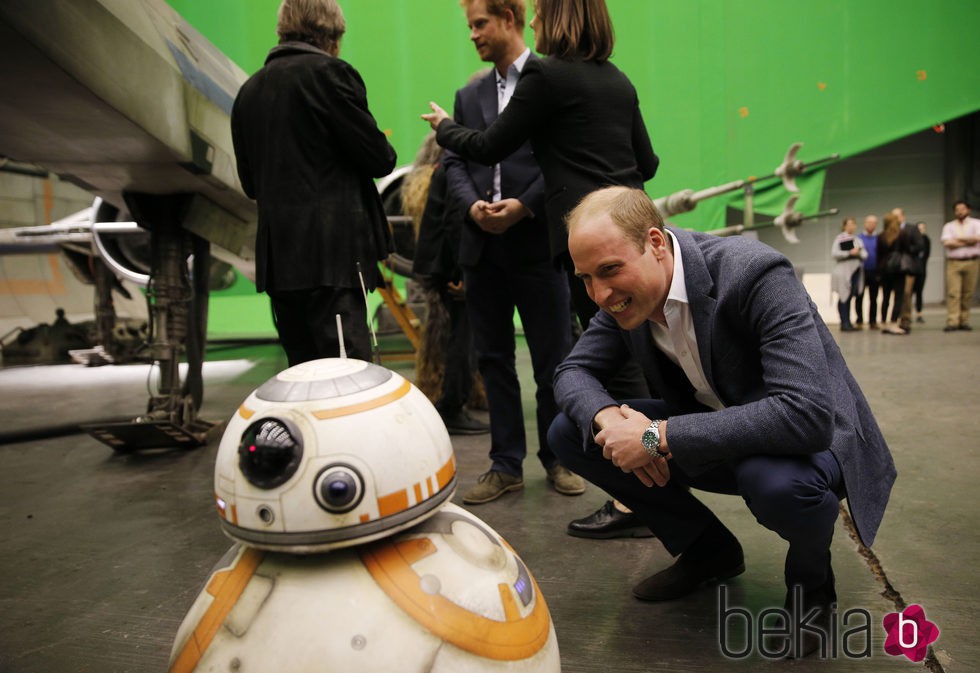 El Príncipe Guillermo con BB-8 en el rodaje de Star Wars: Episodio VIII