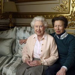 La Reina Isabel con su hija la Princesa Ana en una sesión por su 90 cumpleaños