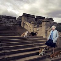 La Reina Isabel II con sus perros en su 90 cumpleaños