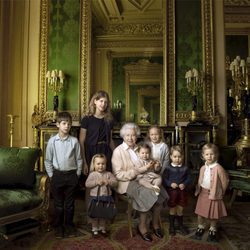 La Reina Isabel con sus nietos James y Louise y sus cinco bisnietos en su 90 cumpleaños