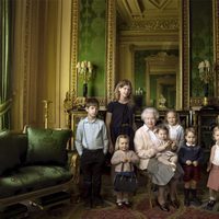 La Reina Isabel con sus nietos James y Louise y sus cinco bisnietos en su 90 cumpleaños