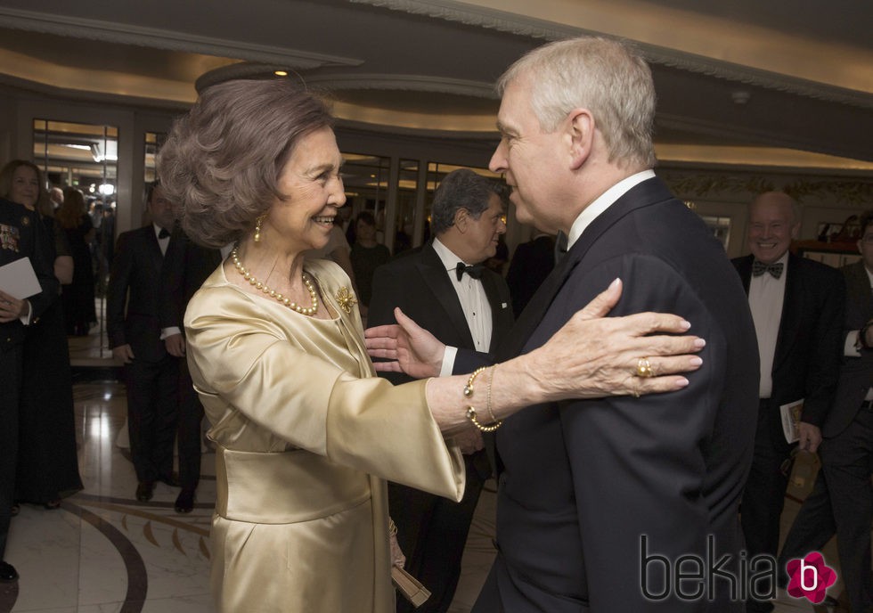 La Reina Sofía saluda al Duque de York en la gala por el centenario de la British-Spanish Society
