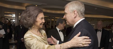 La Reina Sofía saluda al Duque de York en la gala por el centenario de la British-Spanish Society