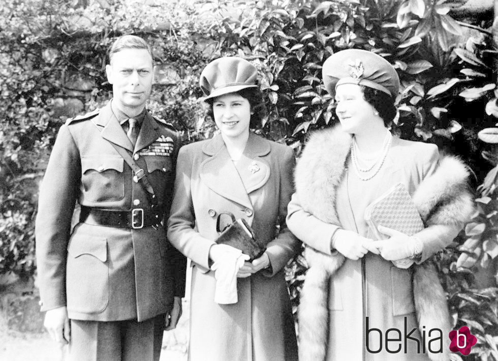 La Reina Isabel en su 18 cumpleaños con sus padres