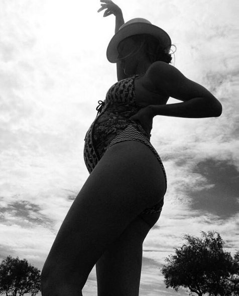 Bar Refaeli embarazada en bikini