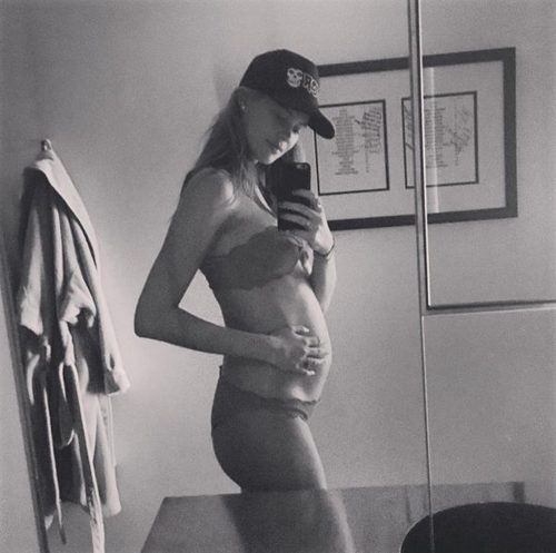 Behati Prinsloo en bikini embarazada