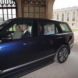 El Duque de Edimburgo lleva en coche a la Reina Isabel y a los Obama en el Castillo de Windsor