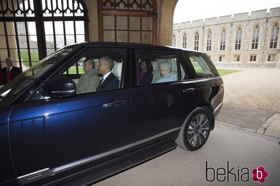 El Duque de Edimburgo lleva en coche a la Reina Isabel y a los Obama en el Castillo de Windsor
