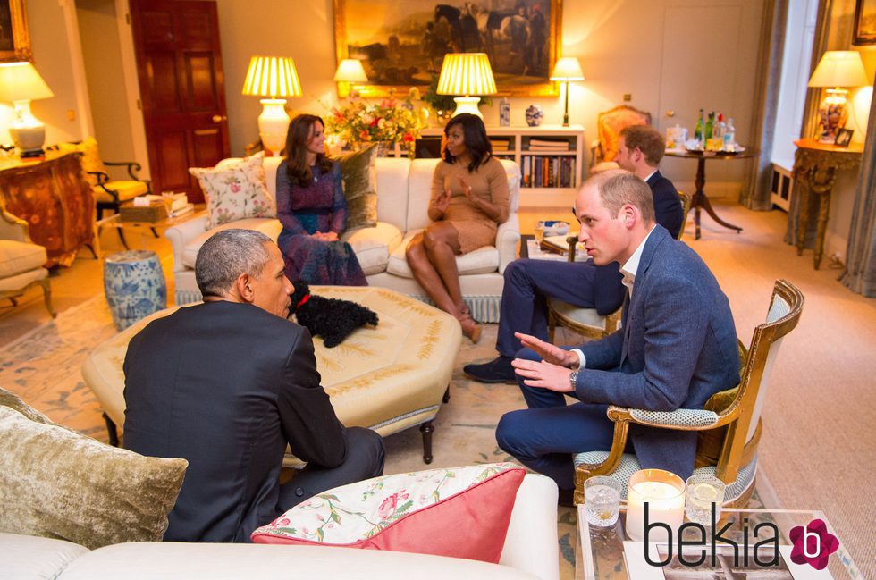 Los Obama charlando con los Duques de Cambridge y el Príncipe Harry en Kensington Palace
