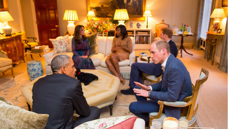 Los Obama charlando con los Duques de Cambridge y el Príncipe Harry en Kensington Palace