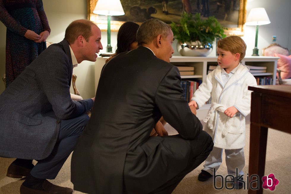 Barack y Michelle Obama conocen al Príncipe Jorge en Kensington Palace