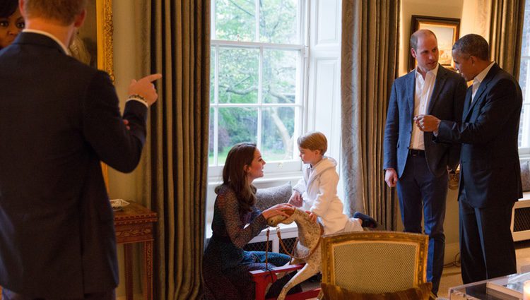 Los Duques de Cambridge, el Principe Jorge y el Príncipe Harry con los Obama en Kensington Palace