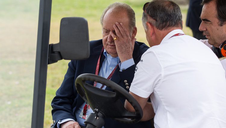 El Rey Juan Carlos, preocupado en el Circuito de Jerez de MotoGP