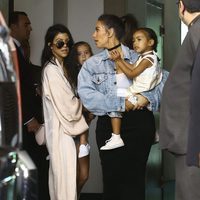 Kim Kardashian, North West, Kourtney Kardashian y Penelope Disick en Miami