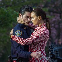 Irina Shayk seduce a un policía durante una sesión de fotos para Vogue en Nueva York