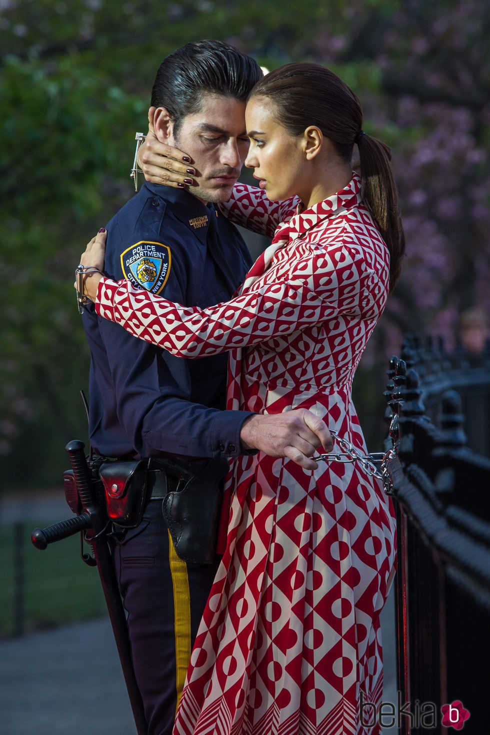 Irina Shayk seduce a un policía durante una sesión de fotos para Vogue en Nueva York