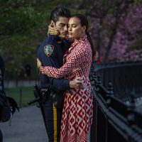 Irina Shayk junto a un policía durante una sesión de fotos para Vogue en Nueva York