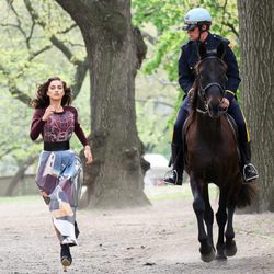 Irina Shayk huye de la policía durante una sesión de fotos para Vogue en Nueva York