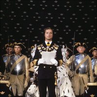 Carlos Gustavo de Suecia en su coronación como Rey en 1973