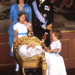 Los Reyes de Suecia con sus hijos Victoria, Carlos Felipe y Magdalena cuando eran pequeños