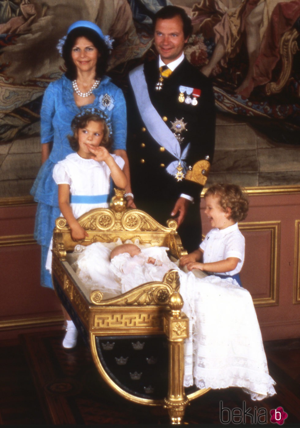 Los Reyes de Suecia con sus hijos Victoria, Carlos Felipe y Magdalena cuando eran pequeños