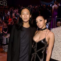 Alexander Wang y Tinashe en la fiesta organizada por la revista Time en Nueva York